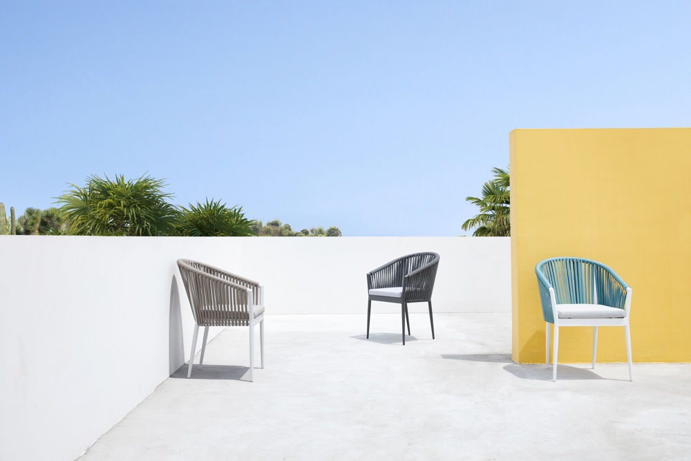 Sillon Ukiah Aluminio blanco. Cuerda aqua y cojin gris claro