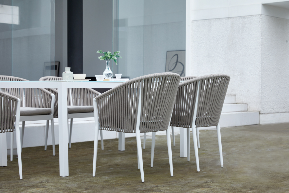 Sillon Ukiah Aluminio blanco. Cuerda greige cojin greige