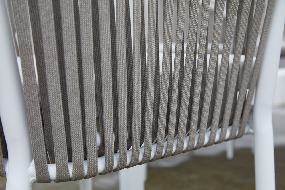 Sillon Ukiah Aluminio blanco. Cuerda greige cojin greige