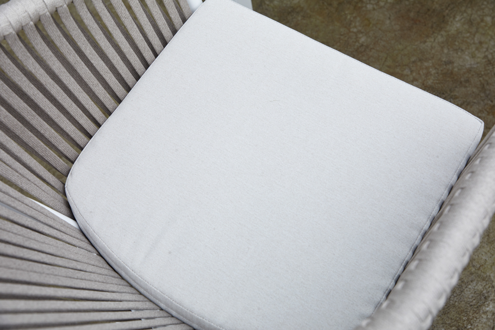 Sillon Ukiah Aluminio blanco. Cuerda greige cojin greige
