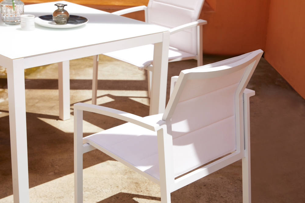 Sillon de  comedor ORICK aluminio blanco y textil blanco