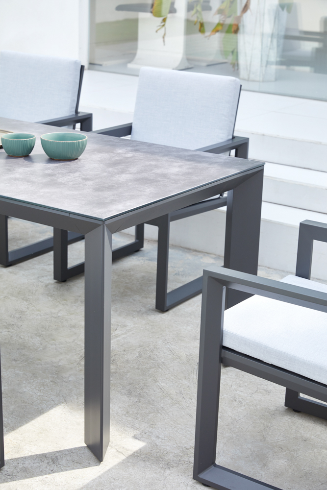 sillon de comedor Onix. Aluminio antracita y cojineria gris medio