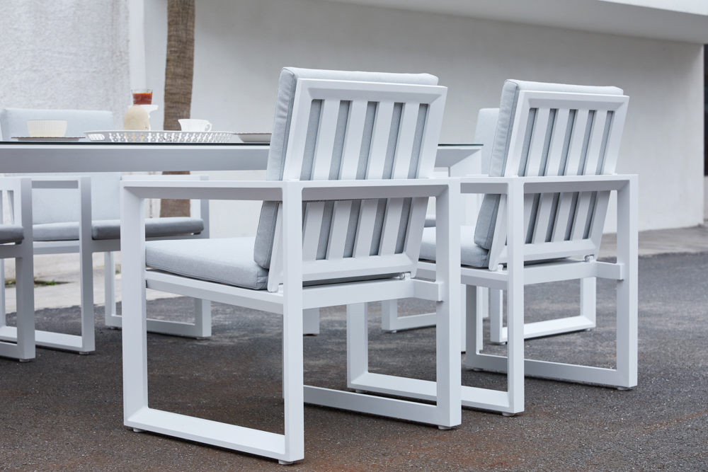 sillon de comedor Onix. Aluminio blanco y cojineria gris claro