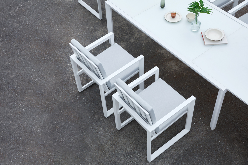 sillon de comedor Onix. Aluminio blanco y cojineria gris claro