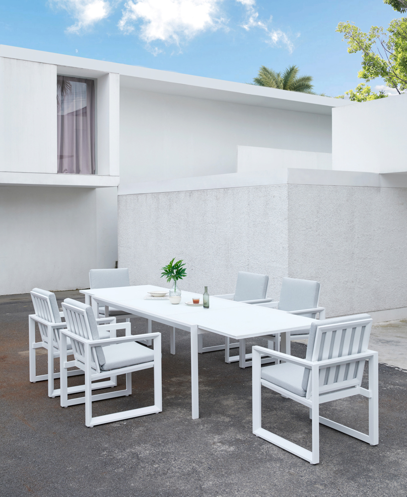 sillon de comedor Onix. Aluminio blanco y cojineria gris claro