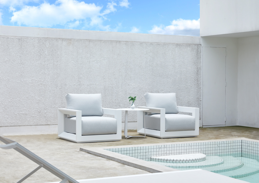Sofa 1 plaza Onix. Aluminio blanco cojineria gris claro
