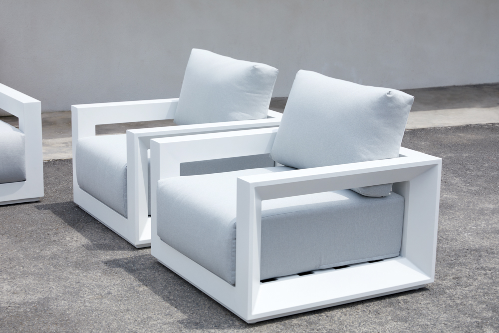 Sofa 1 plaza Onix. Aluminio blanco cojineria gris claro