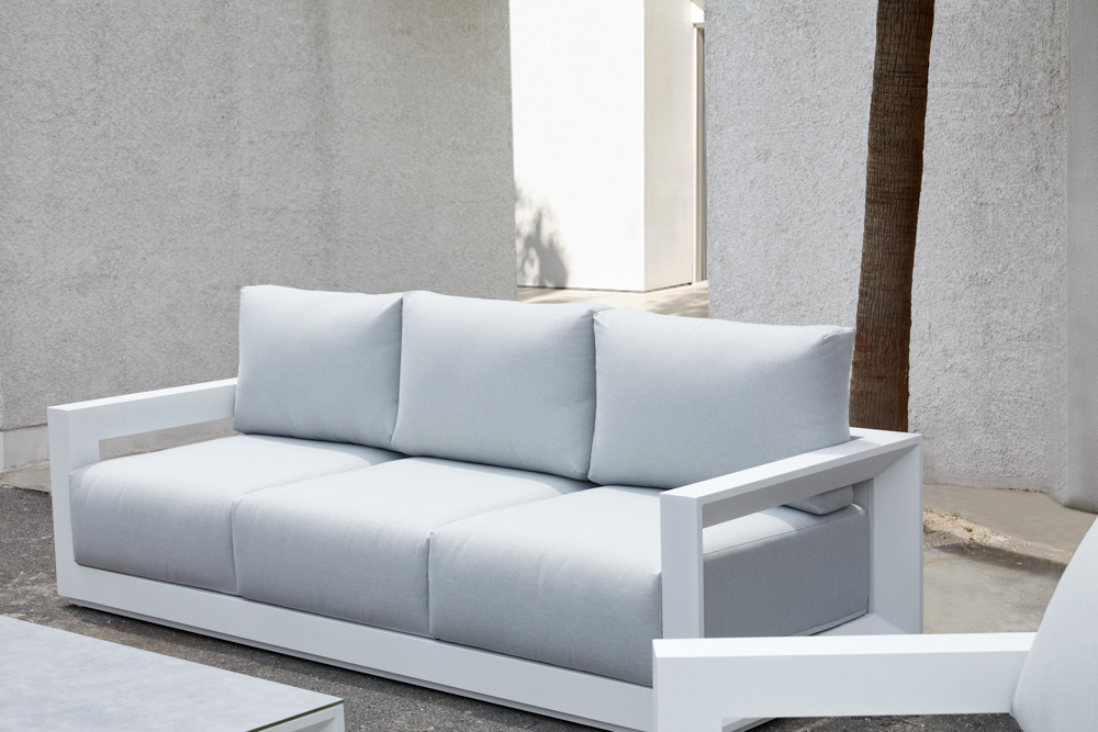 Sofa 3 plazas Onix. Aluminio blanco cojineria gris claro