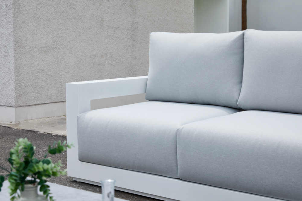 Sofa 3 plazas Onix. Aluminio blanco cojineria gris claro