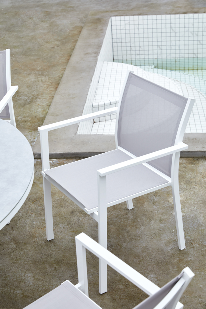 Silla de comedor Adin Alu blanco textilene gris claro