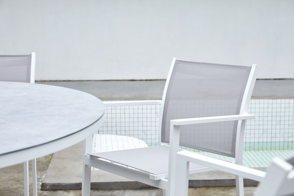 Silla de comedor Adin Alu blanco textilene gris claro