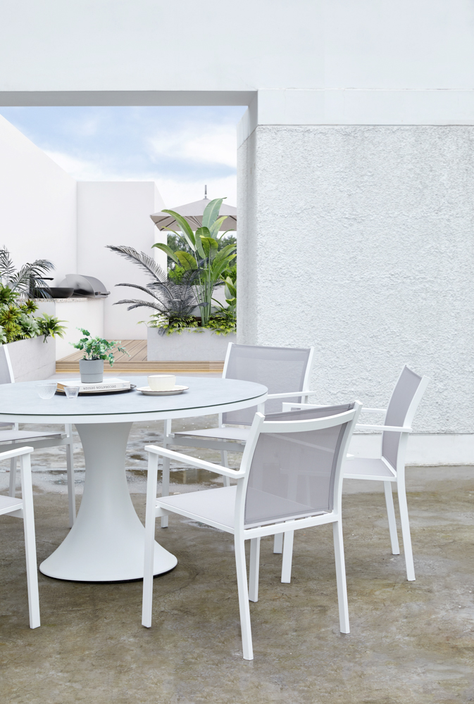 Mesa de comedor Jenner 135cm aluminio blanco encimera cristal ceramico gris claro