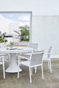 Mesa de comedor Jenner 135cm aluminio blanco encimera cristal ceramico gris claro