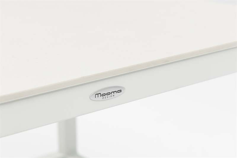 Set mesas axiliares Silai aluminio blanco con encimera ceramica beige.