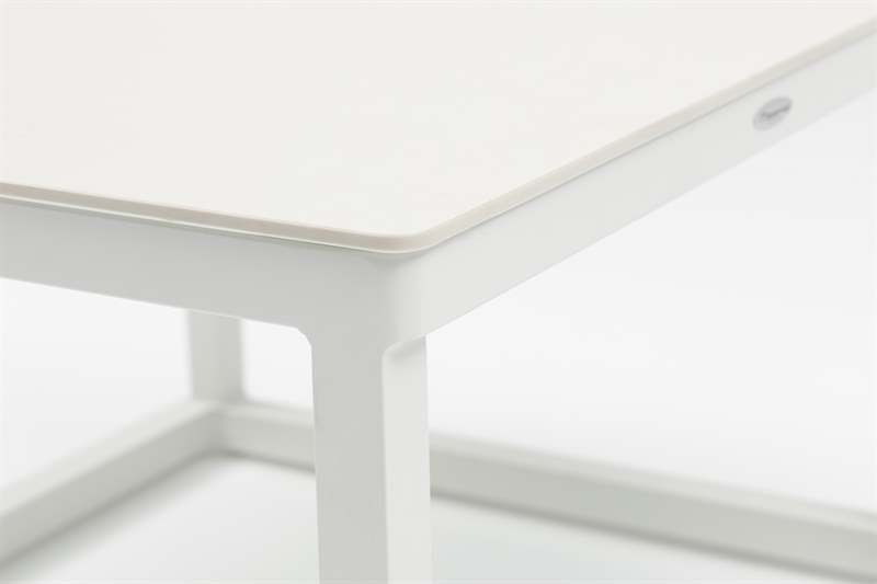 Set mesas axiliares Silai aluminio blanco con encimera ceramica beige.