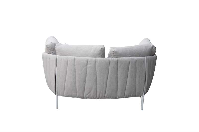 Daybed Attica aluminio blanco y textil gris claro.