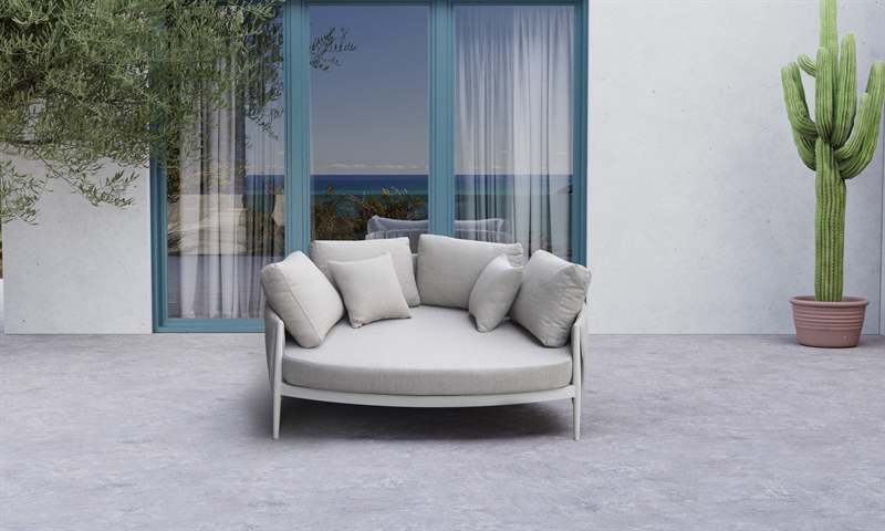 Daybed Attica aluminio blanco y textil gris claro.