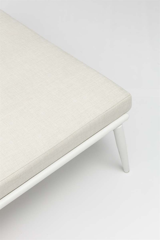 Daybed Irvine Aluminio blanco. Cuerda taupe cojin  beige. Top en textil beige claro.