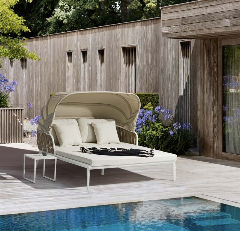 Daybed Irvine Aluminio blanco. Cuerda taupe cojin  beige. Top en textil beige claro.