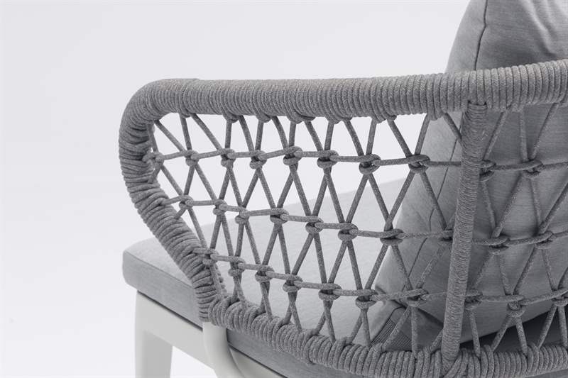 Sillon de comedor Isabela aluminio blanco y textil gris claro.