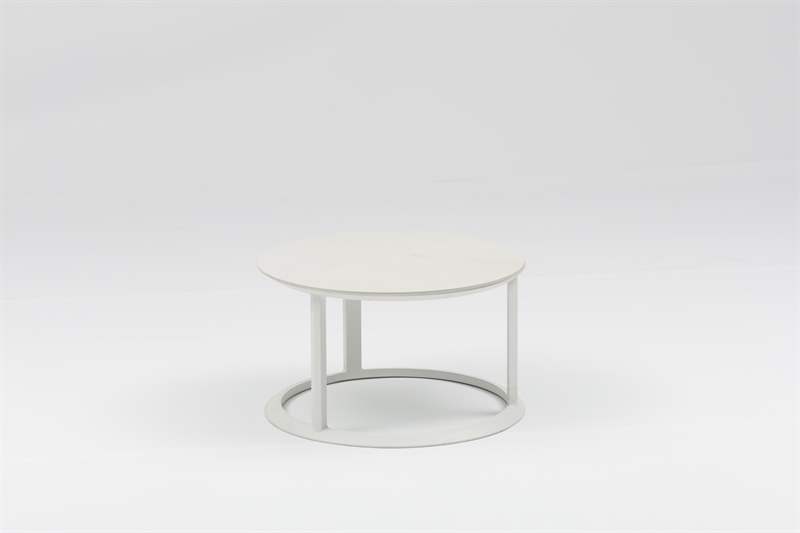 Set mesas redondas auxiliares Isabela aluminio blanco con encimera ceramica beige.