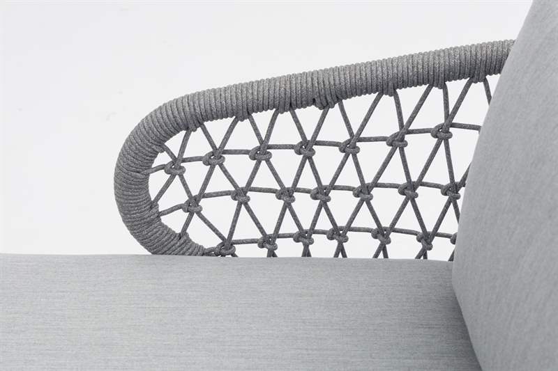 Daybed Isabela aluminio blanco y textil gris claro.