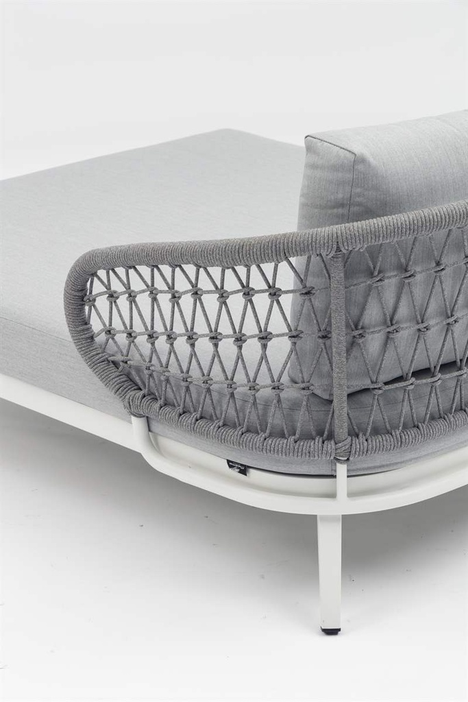 Daybed Isabela aluminio blanco y textil gris claro.