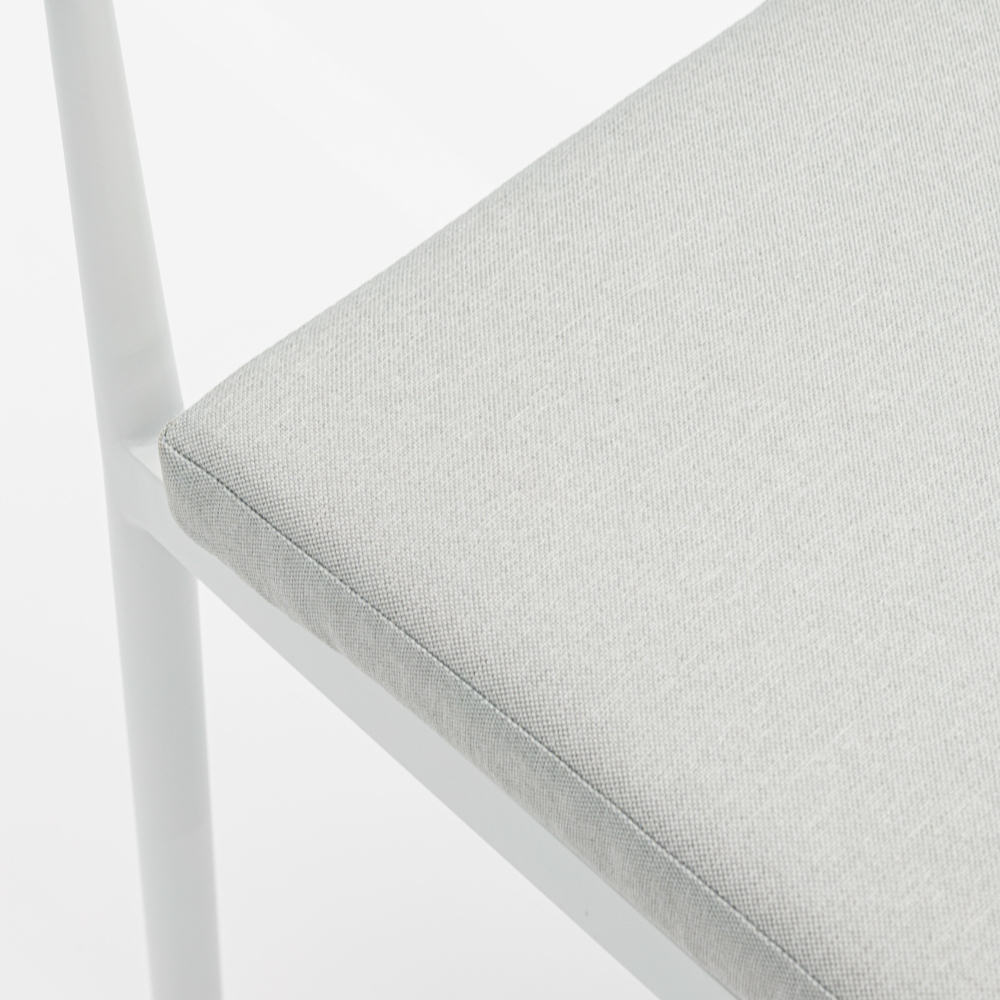 Silla de comedor Moana aluminio blanco cojin gris claro