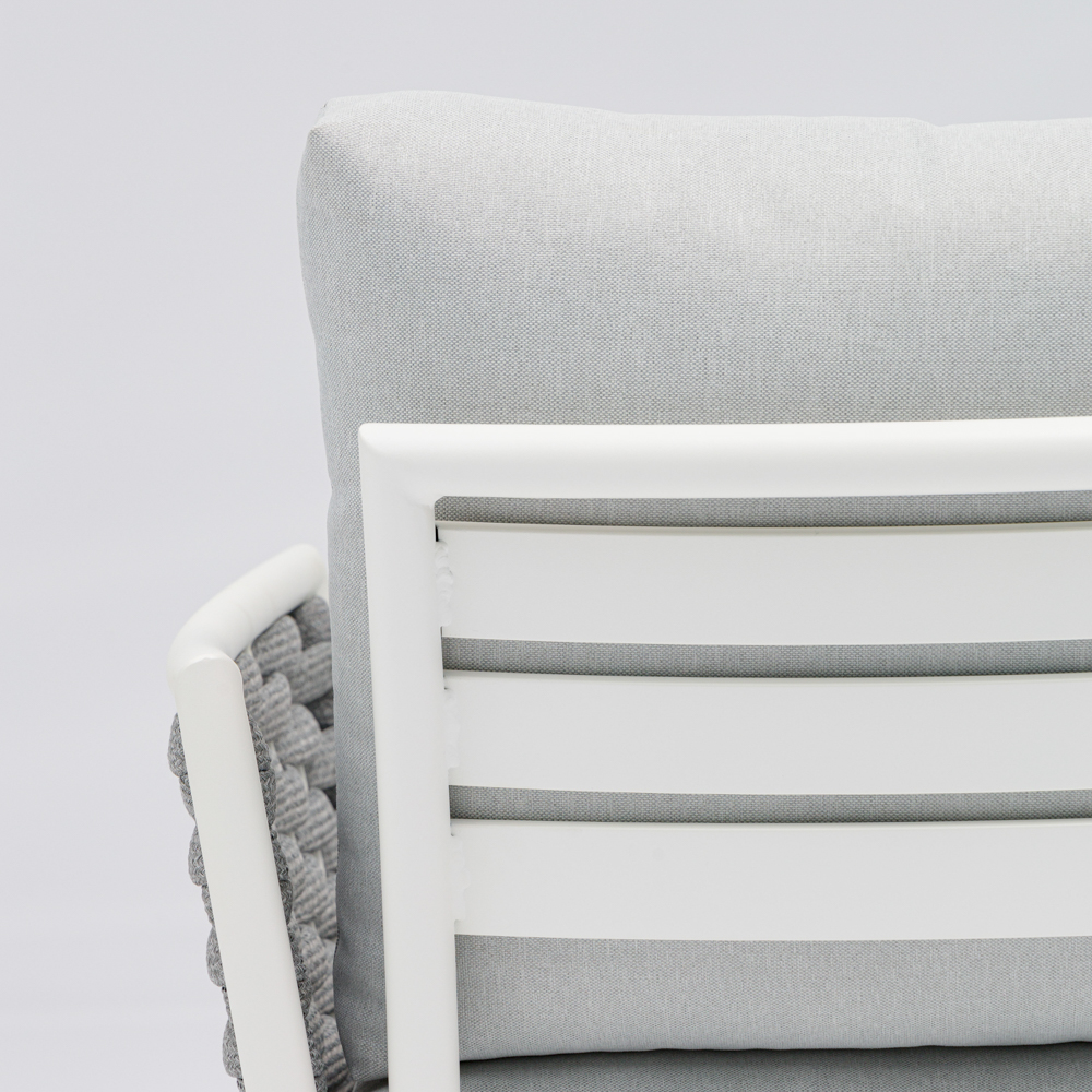 Sofa 1 plaza Walga aluminio blanco cojin gris claro