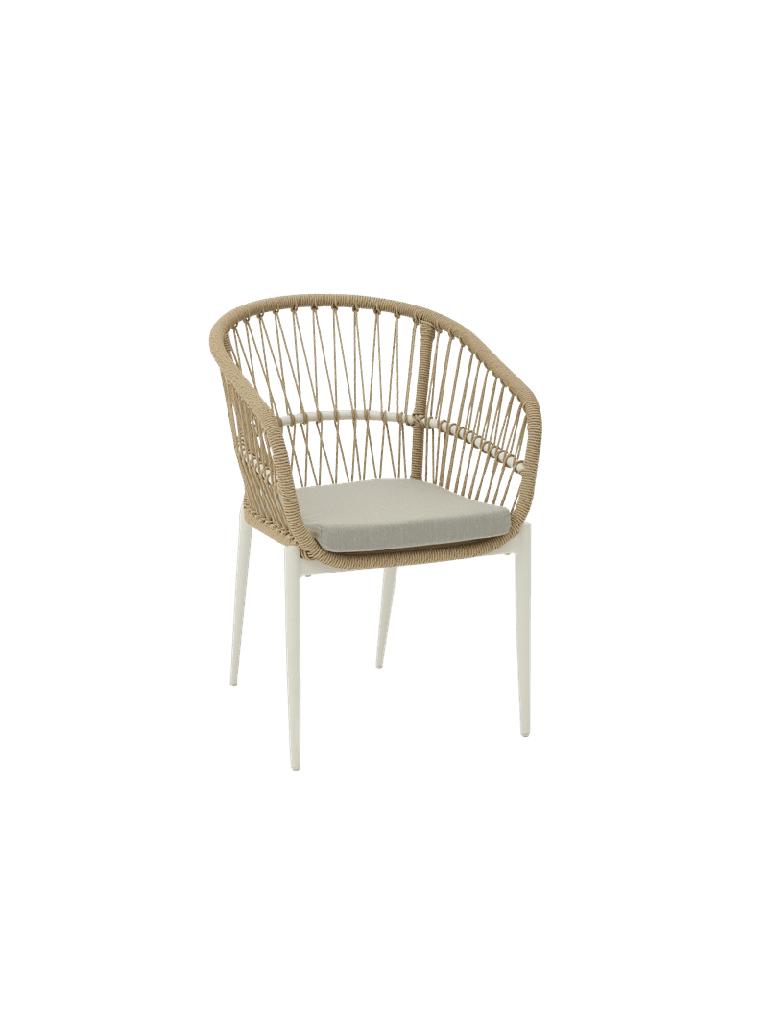 Silla con brazos Richmond aluminio blanco bone y trenzado natural con cojín de asiento gris claro.