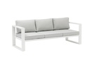 Canapé 3 places Niland, structure en aluminium blanc et coussins gris clair.