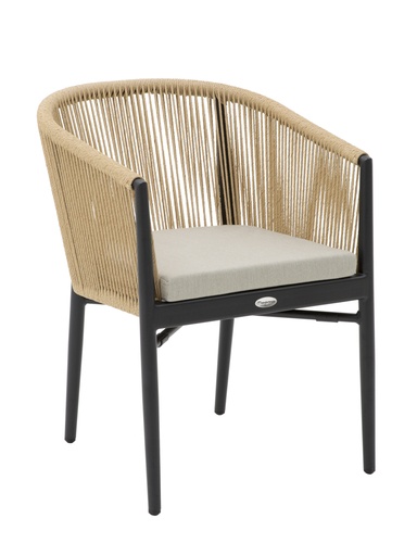 [100102001] Chaise à accoudoirs Fairlee en aluminium noir et tressage naturel, avec coussin d'assise beige.